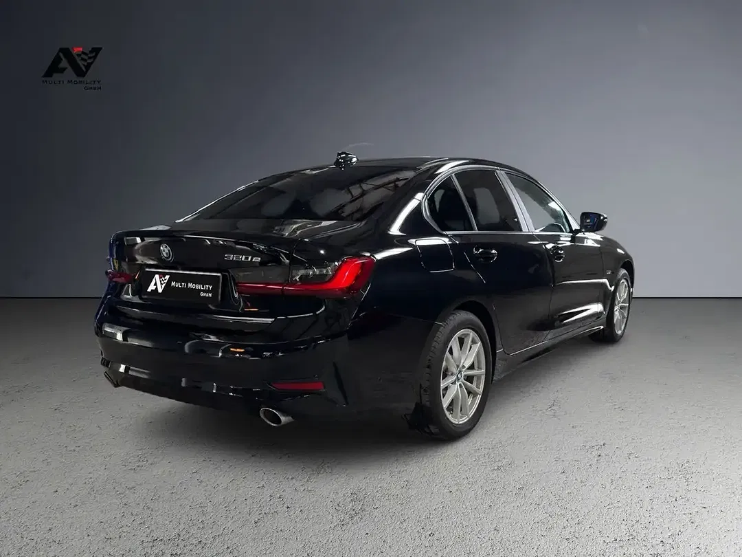BMW 320 - Thumbnail 5