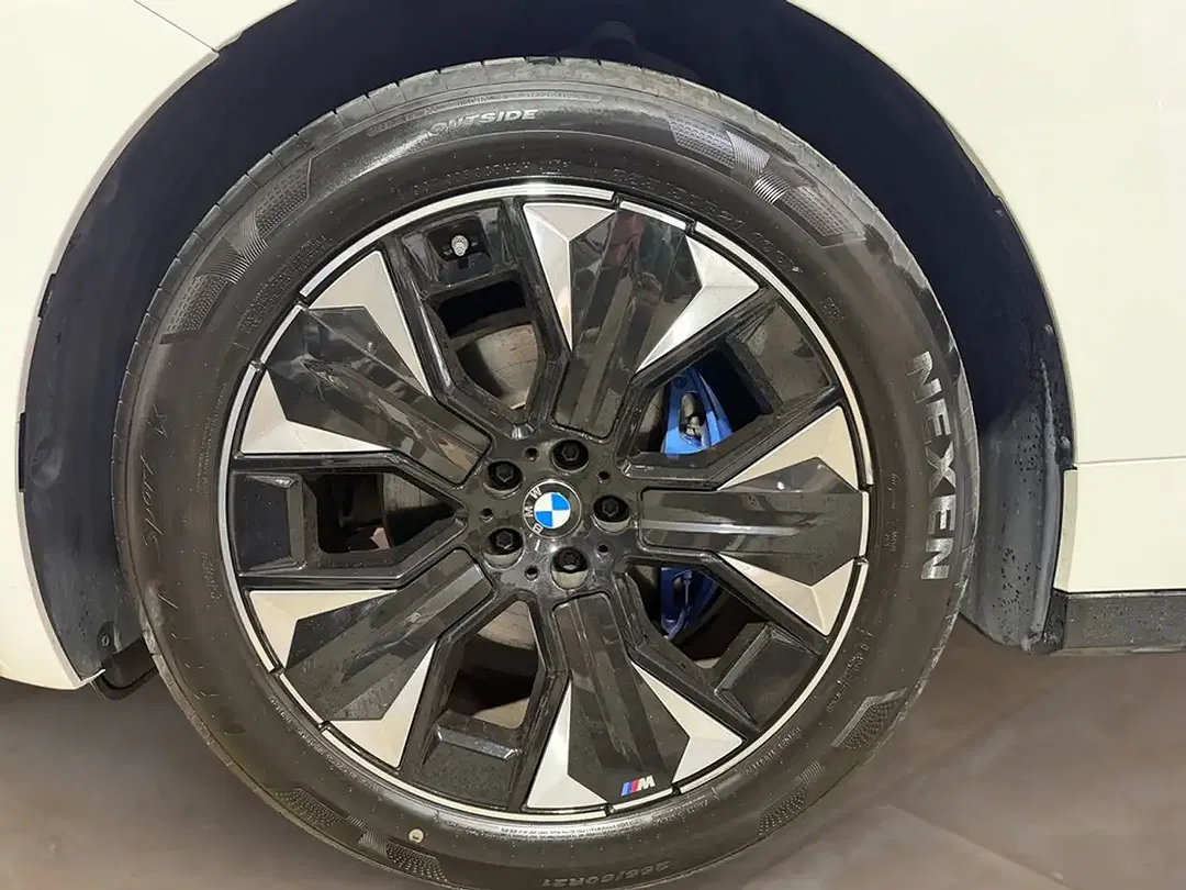 BMW iX xDrive M Sport - Thumbnail 3