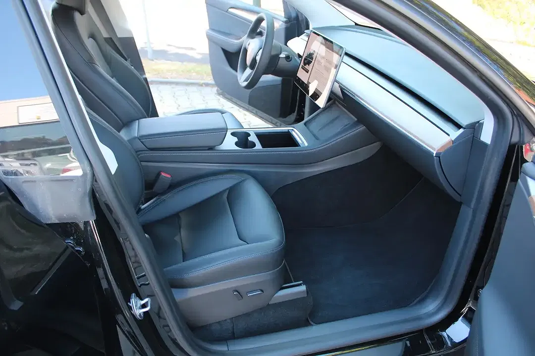 Tesla Model Y AWD Dual Motor Performance - Thumbnail 11