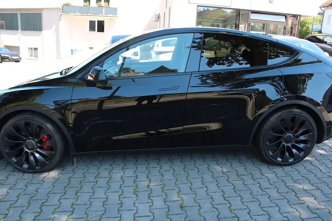 Tesla Model Y AWD Dual Motor Performance - Thumbnail 4