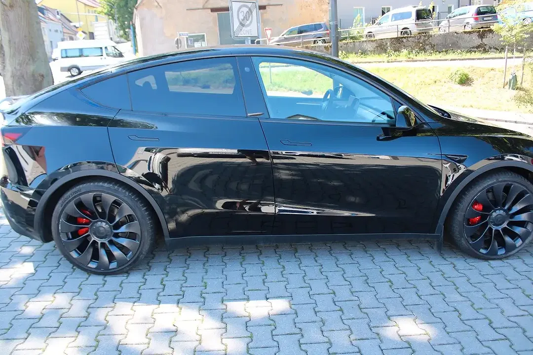 Tesla Model Y AWD Dual Motor Performance - Thumbnail 5