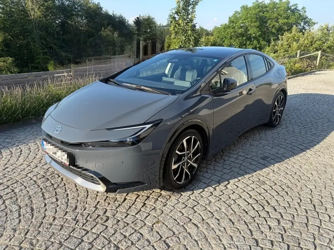Toyota Prius PHEV - foto 1