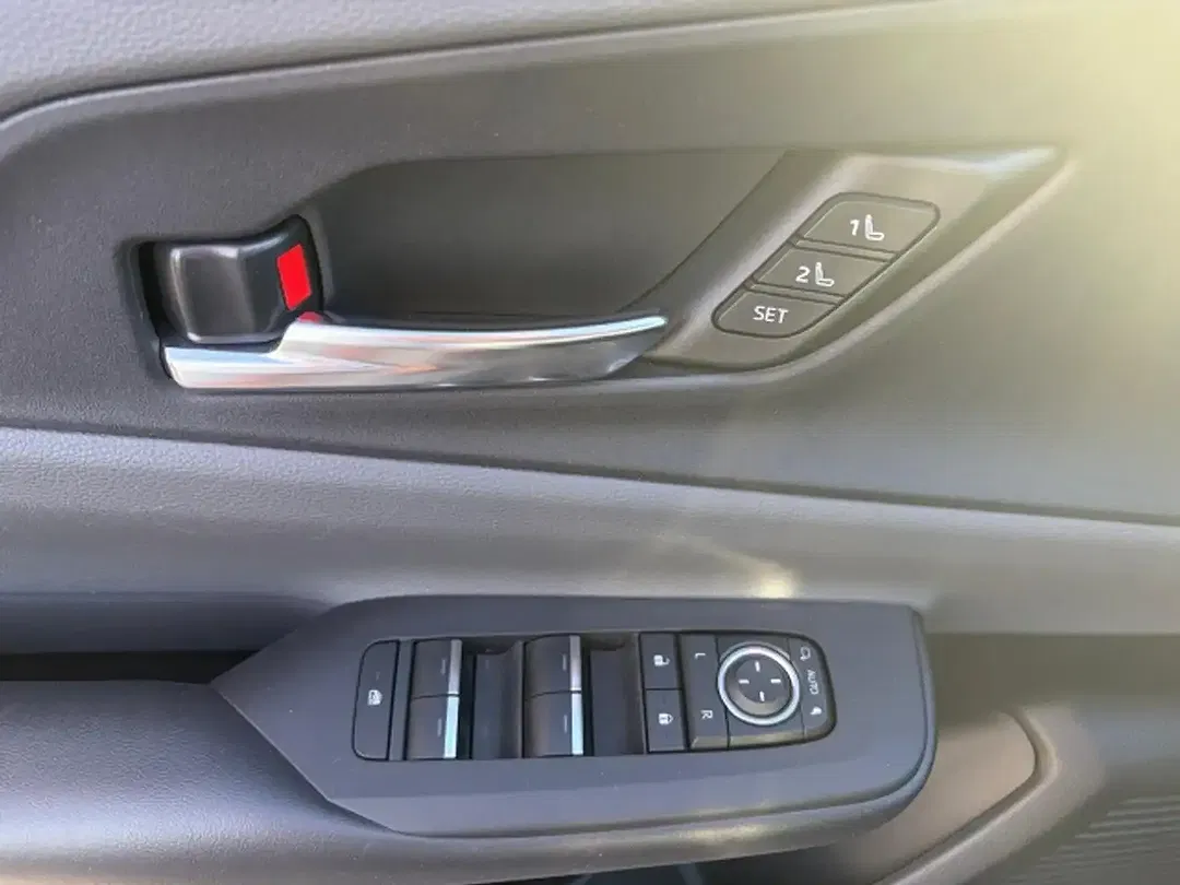 Toyota Prius PHEV - Thumbnail 11