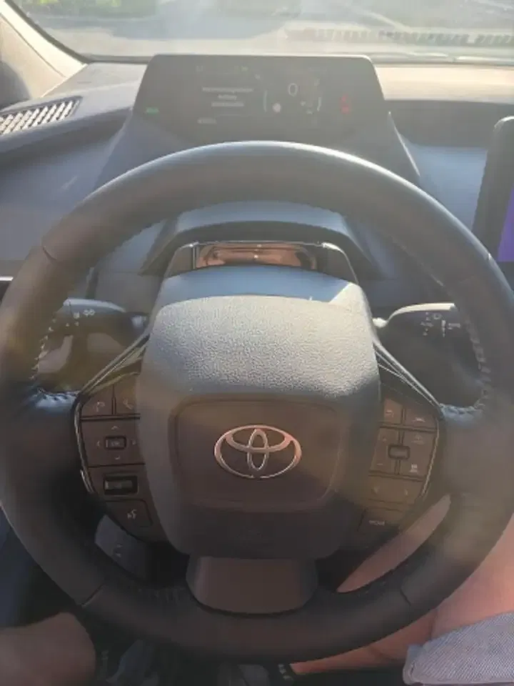 Toyota Prius PHEV - Thumbnail 12