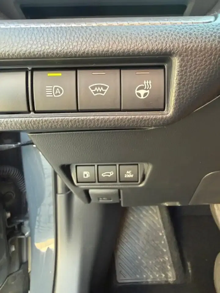 Toyota Prius PHEV - Thumbnail 14