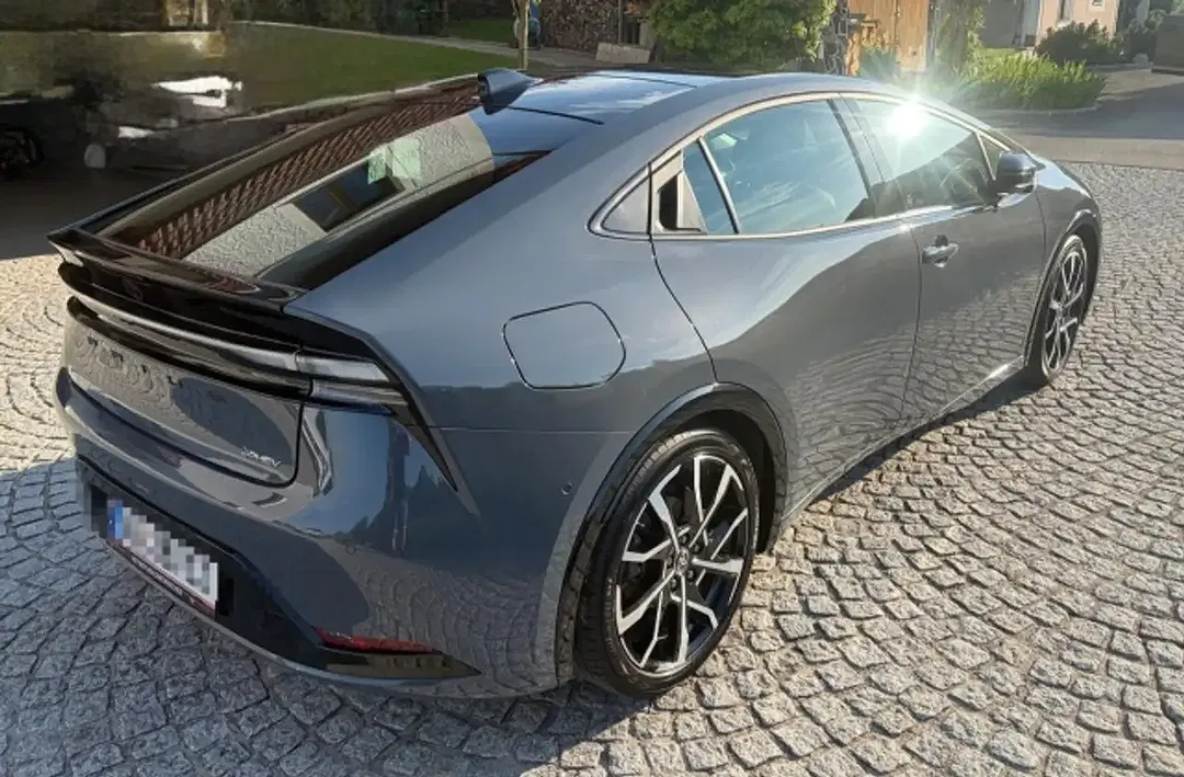 Toyota Prius PHEV - Thumbnail 4