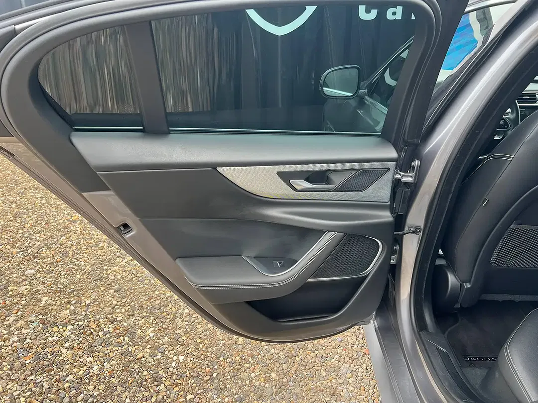 Jaguar XE P250 2.0 S - Thumbnail 17