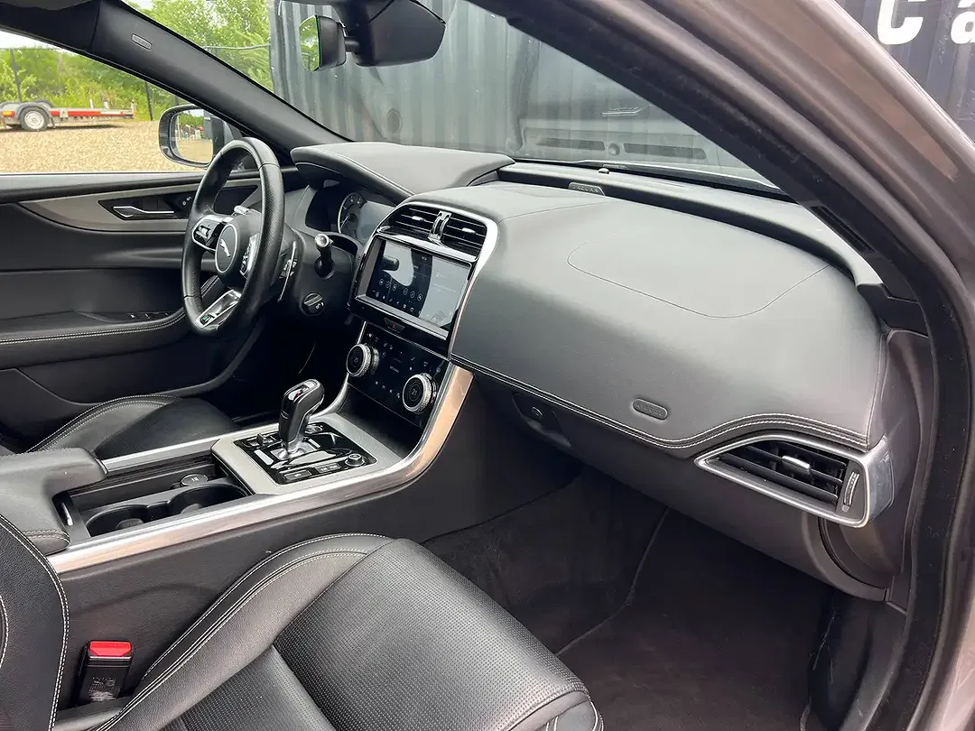 Jaguar XE P250 2.0 S - Thumbnail 31