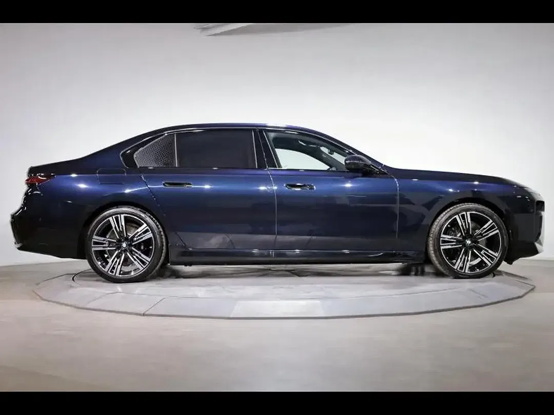 BMW 750 xDrive M Sport - Thumbnail 3