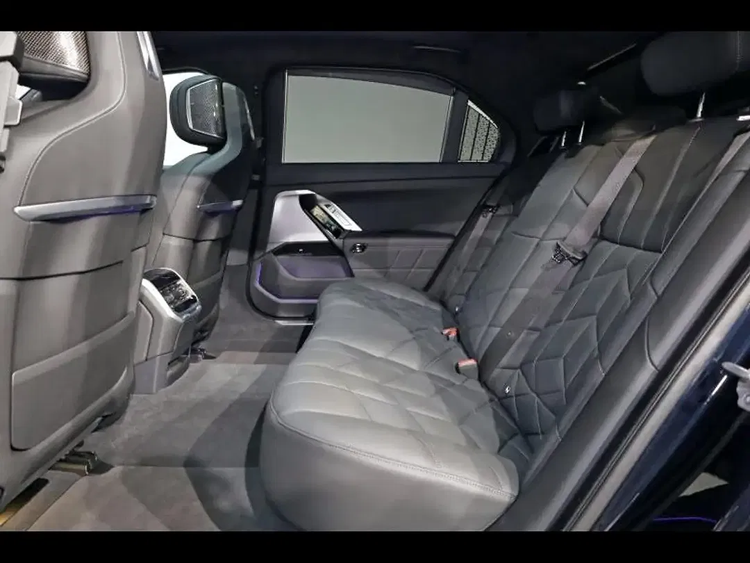 BMW 750 xDrive M Sport - Thumbnail 8