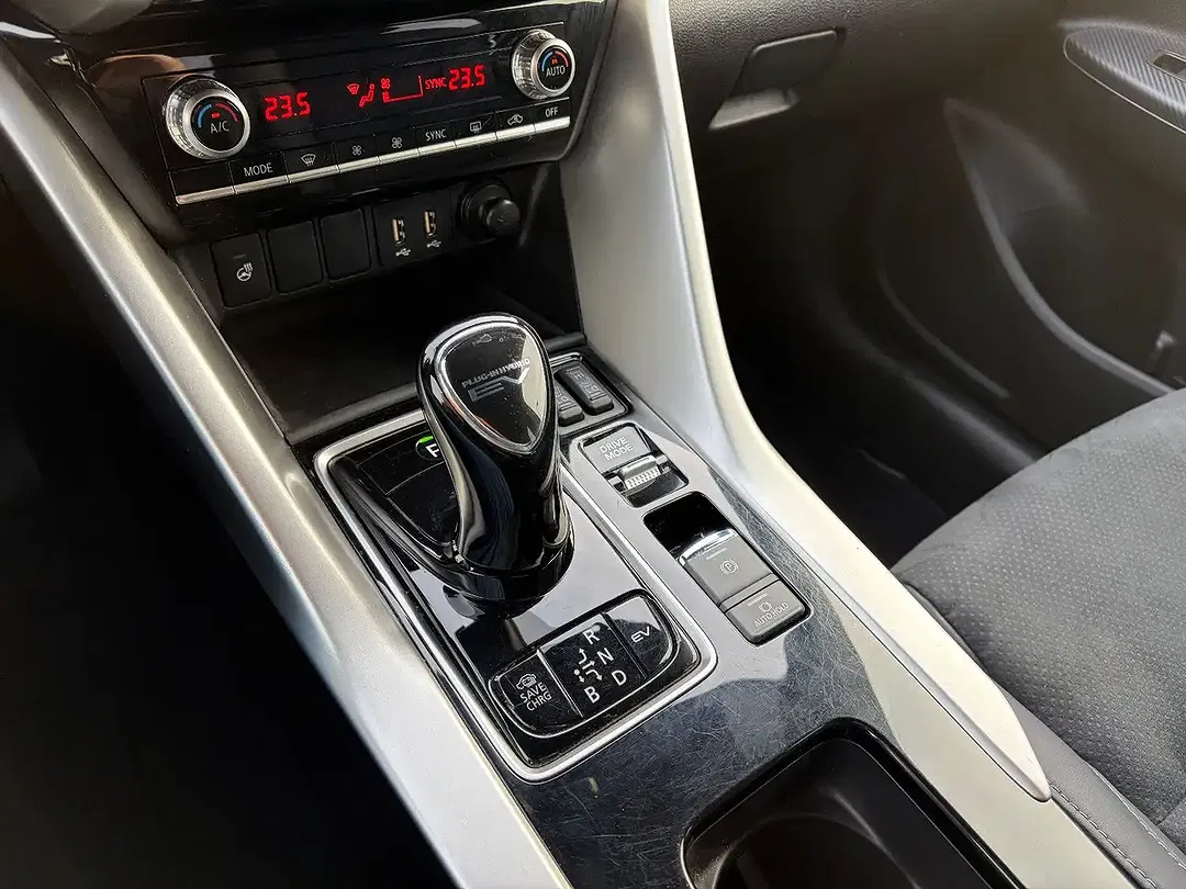 Mitsubishi Eclipse Cross PHEV 4WD Intro Edition - Thumbnail 12