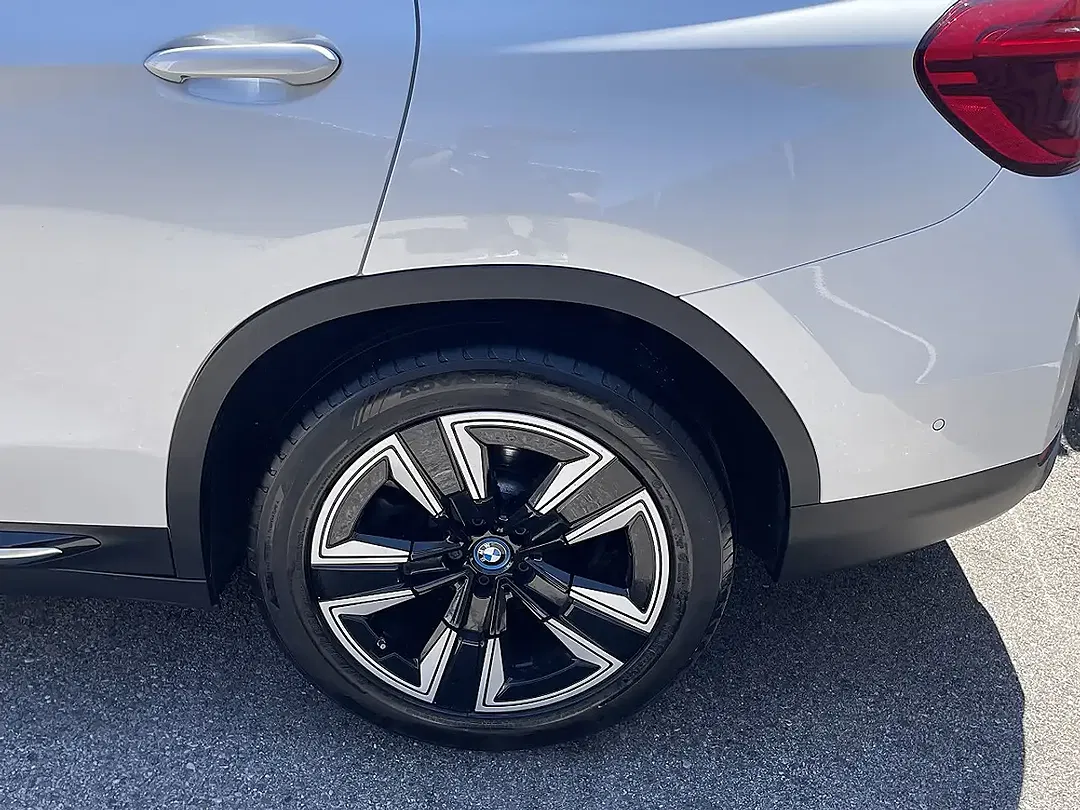 BMW iX3 Pro - Thumbnail 6