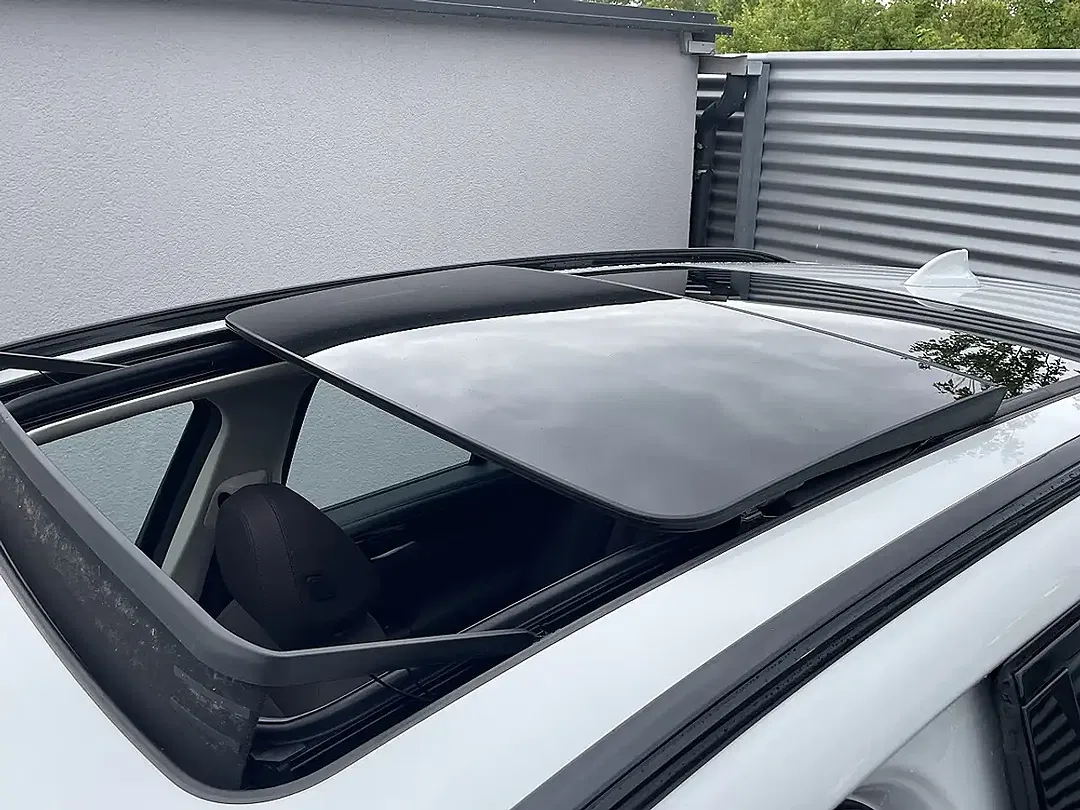 BMW iX3 Pro - Thumbnail 3
