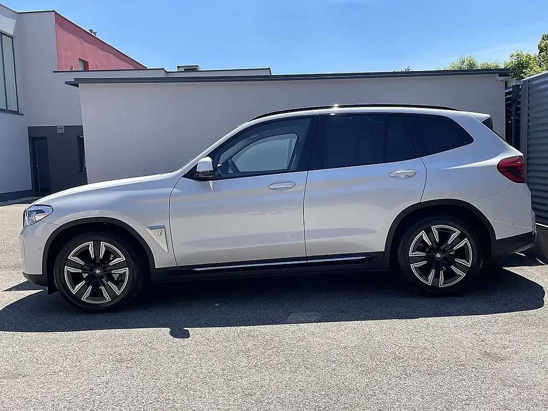 BMW iX3 Pro - Thumbnail 4