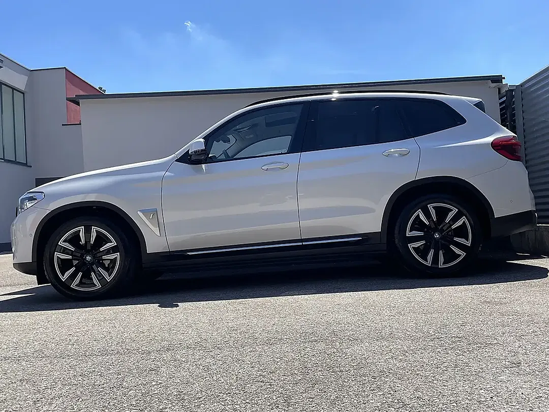 BMW iX3 Pro - Thumbnail 5