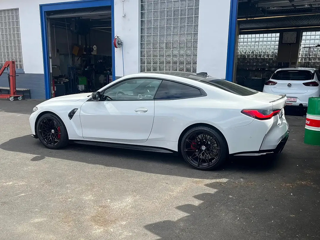 BMW M4 Competition - Thumbnail 3