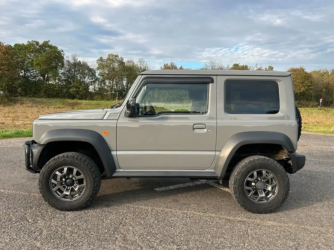 Suzuki Jimny 1.5 AllGrip Comfort+ - foto 2