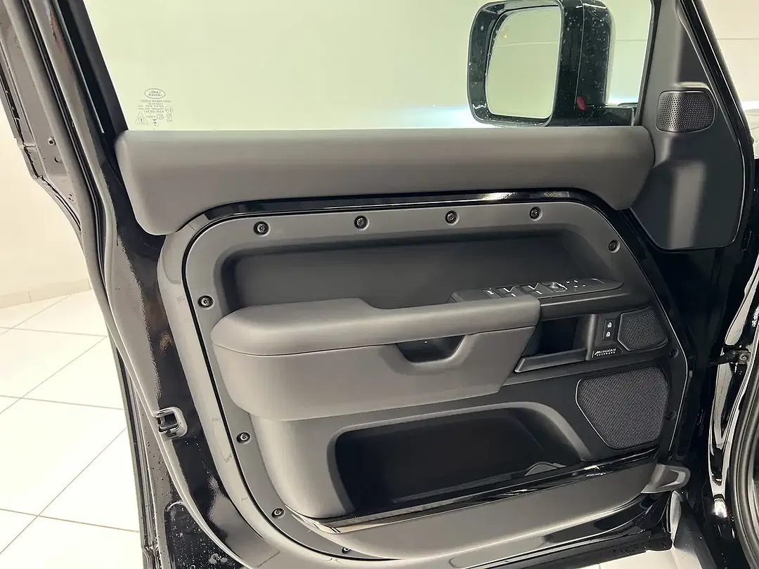 Land Rover Defender P635 4.4 OCTA Black Edition 110 - foto 15