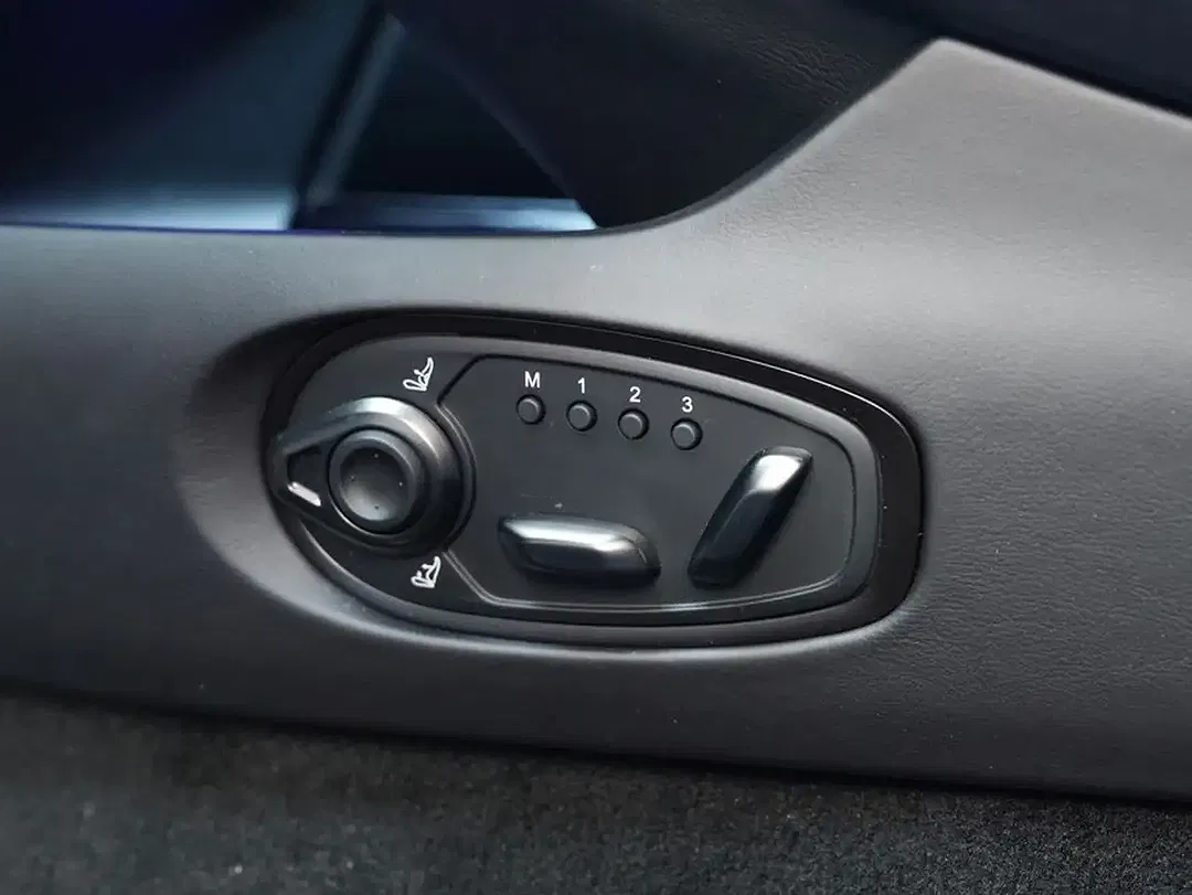 Aston Martin DB12 Coupe - Thumbnail 19