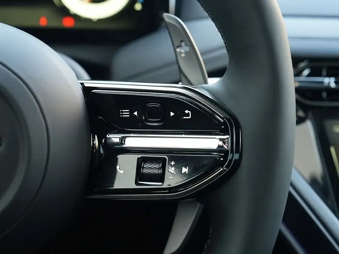 Aston Martin DB12 Coupe - Thumbnail 22