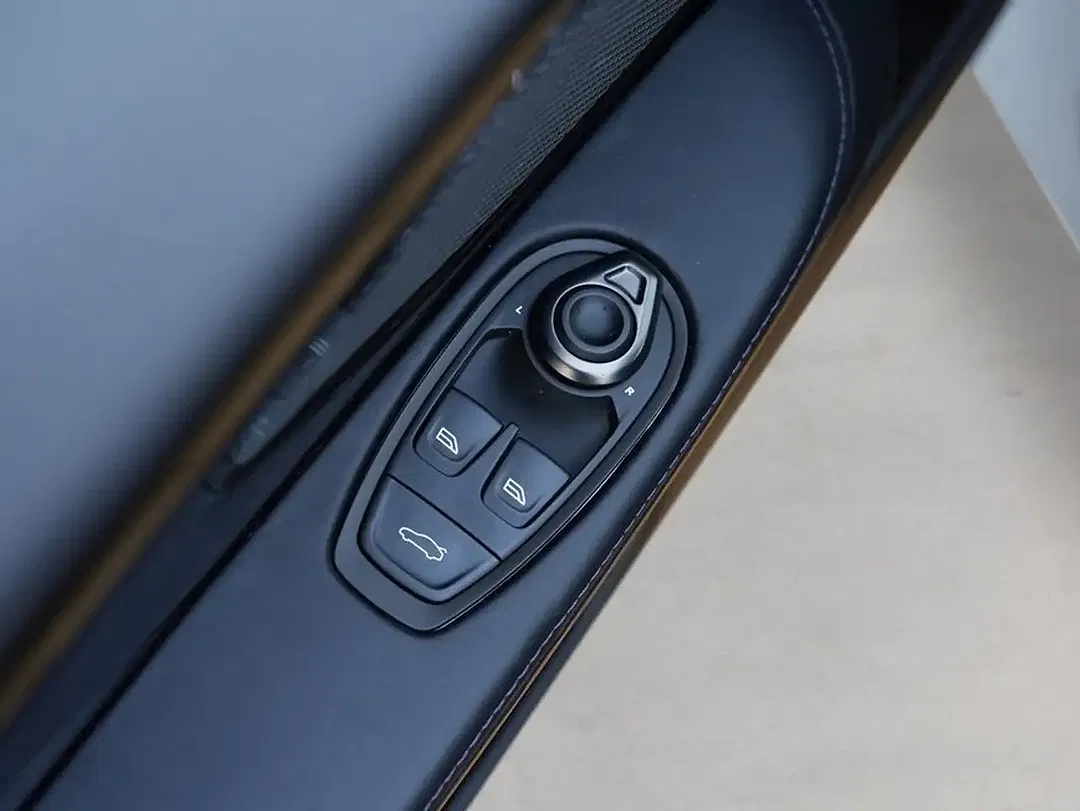 Aston Martin DB12 Coupe - Thumbnail 25