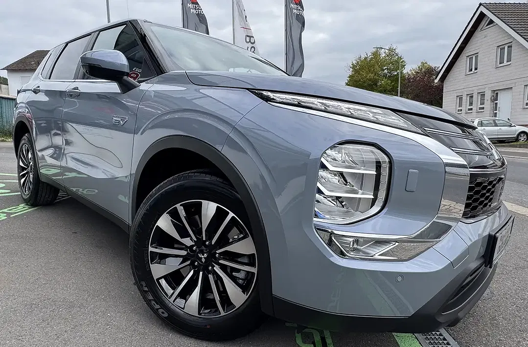 Mitsubishi Outlander 2.4 PHEV Plus - Thumbnail 3