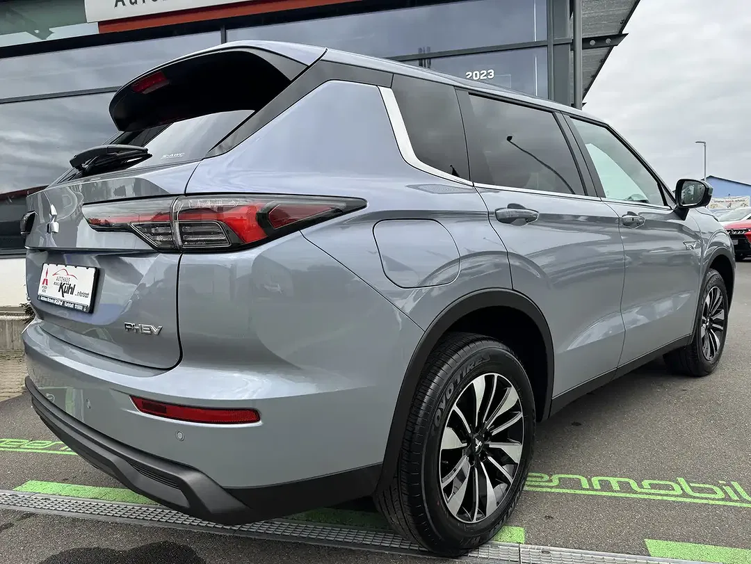 Mitsubishi Outlander 2.4 PHEV Plus - Thumbnail 4