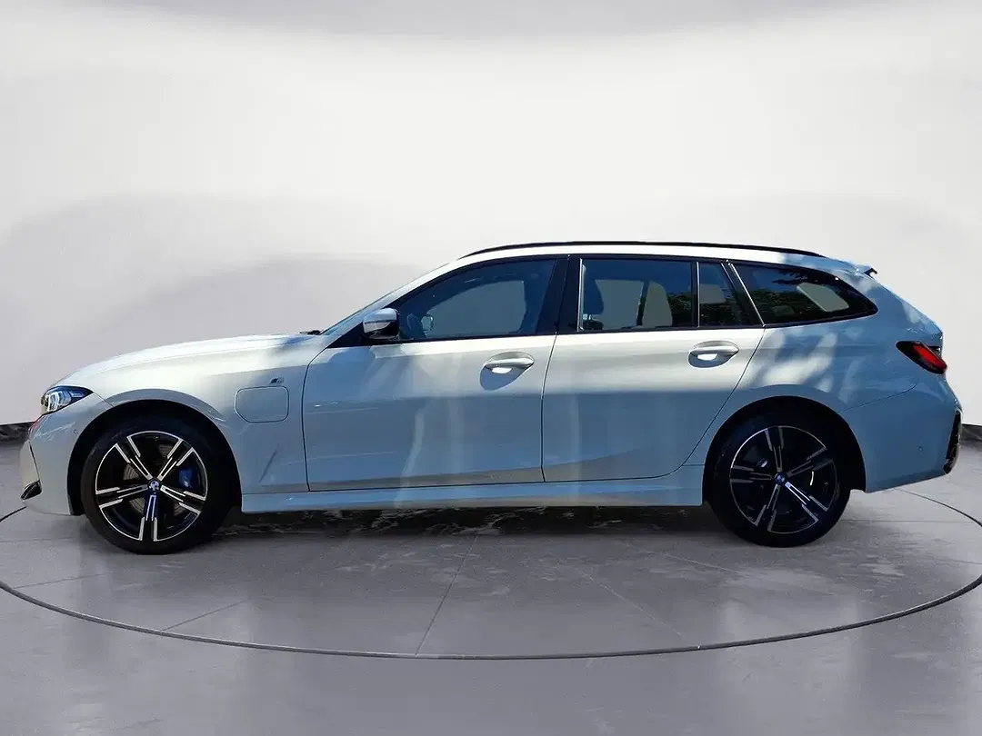 BMW 330 Touring M Sport - Thumbnail 2