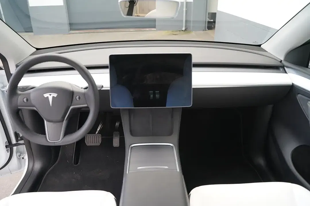 Tesla Model Y AWD Long Range - Thumbnail 9