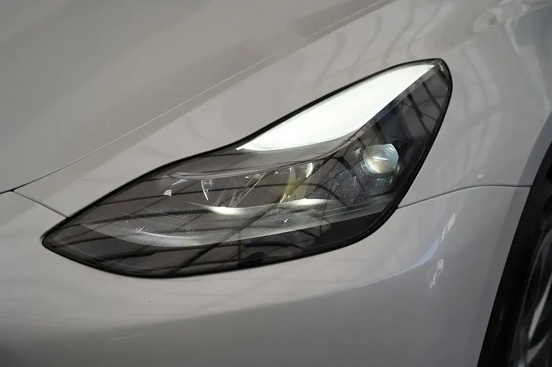 Tesla Model Y AWD Long Range - Thumbnail 10