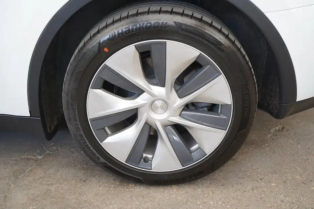 Tesla Model Y AWD Long Range - Thumbnail 11