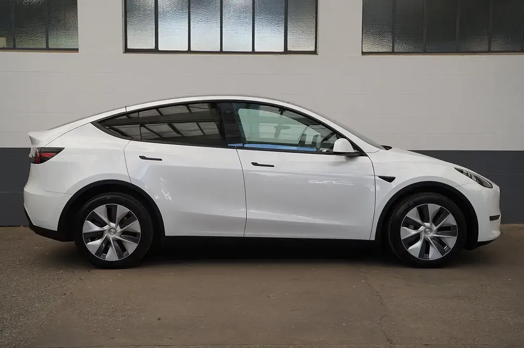 Tesla Model Y AWD Long Range - Thumbnail 13