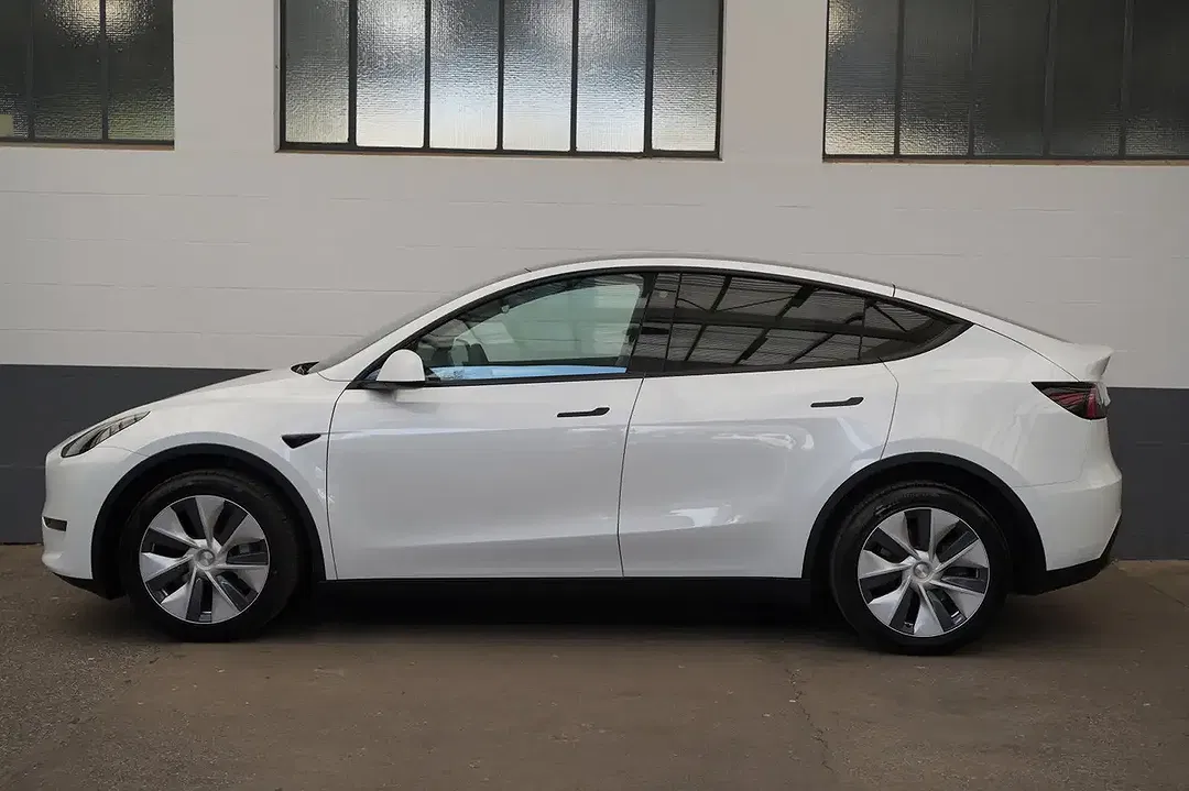 Tesla Model Y AWD Long Range - Thumbnail 3