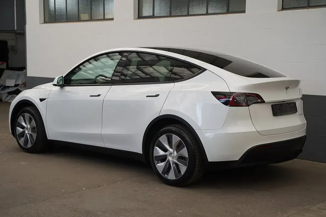 Tesla Model Y AWD Long Range - Thumbnail 4