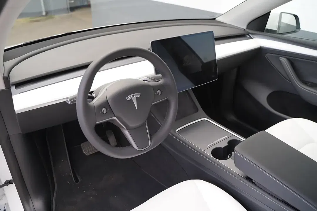 Tesla Model Y AWD Long Range - Thumbnail 7