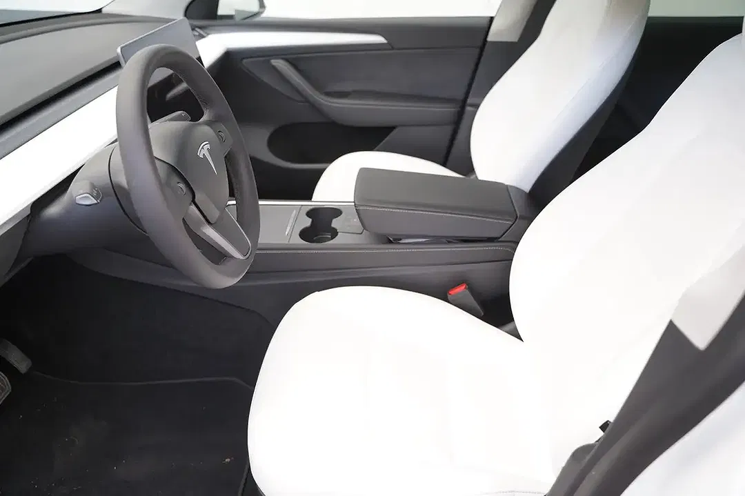 Tesla Model Y AWD Long Range - Thumbnail 8
