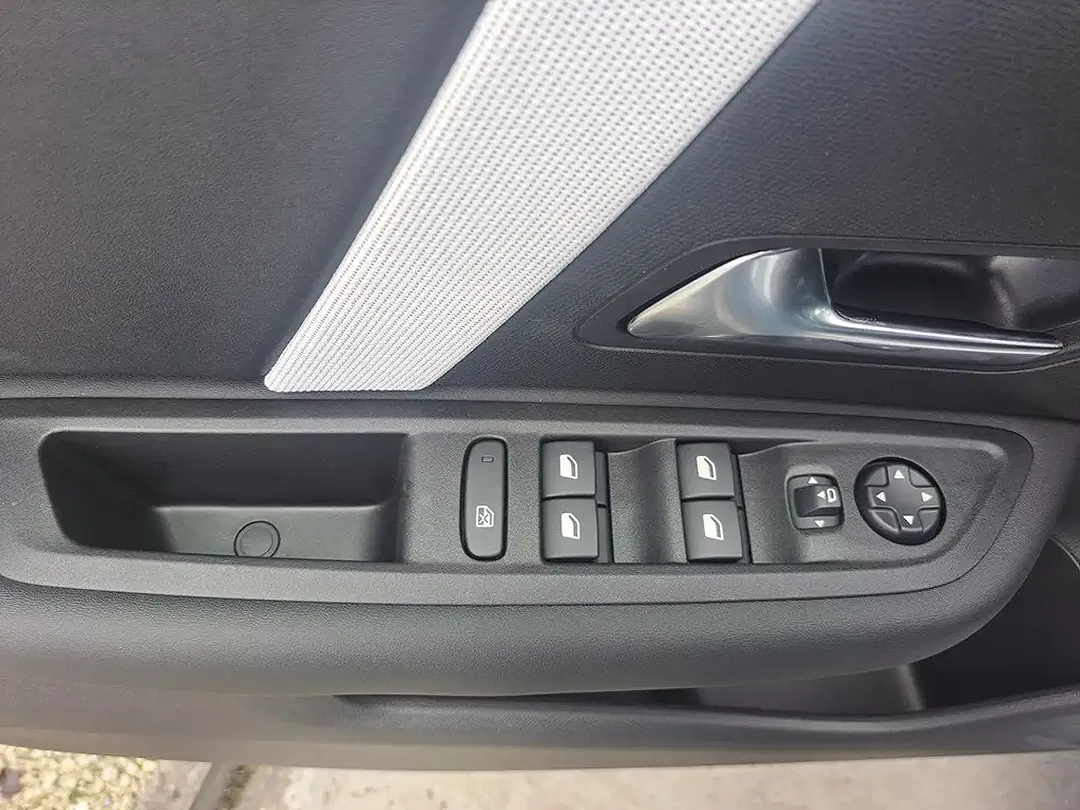 Citroen C4 EAT8 Hybrid Max - Thumbnail 11
