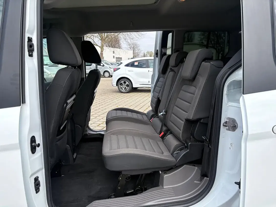 Ford Grand Tourneo Titanium - Thumbnail 19