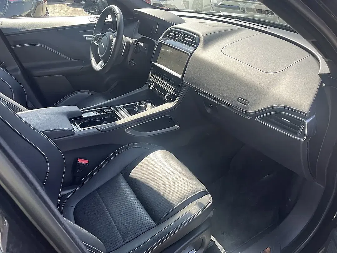 Jaguar F-Pace 20d AUT 4x4 R-Sport - Thumbnail 3