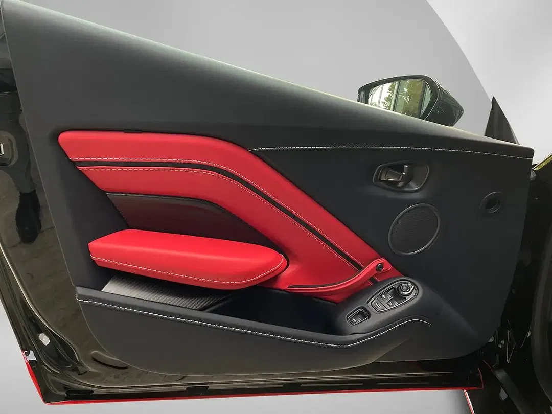 Aston Martin Vantage Roadster - Thumbnail 7