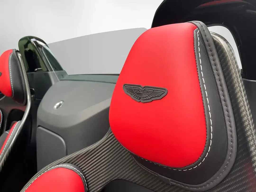 Aston Martin Vantage Roadster - Thumbnail 9