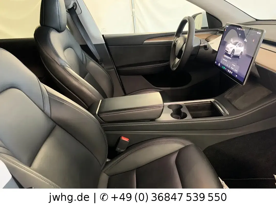 Tesla Model Y RWD - Thumbnail 3