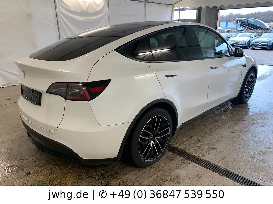 Tesla Model Y RWD - Thumbnail 5