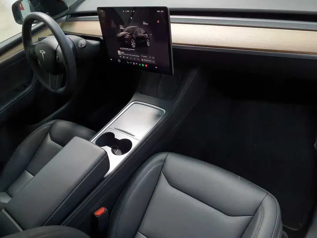 Tesla Model Y AWD Dual Motor Long Range - Thumbnail 9