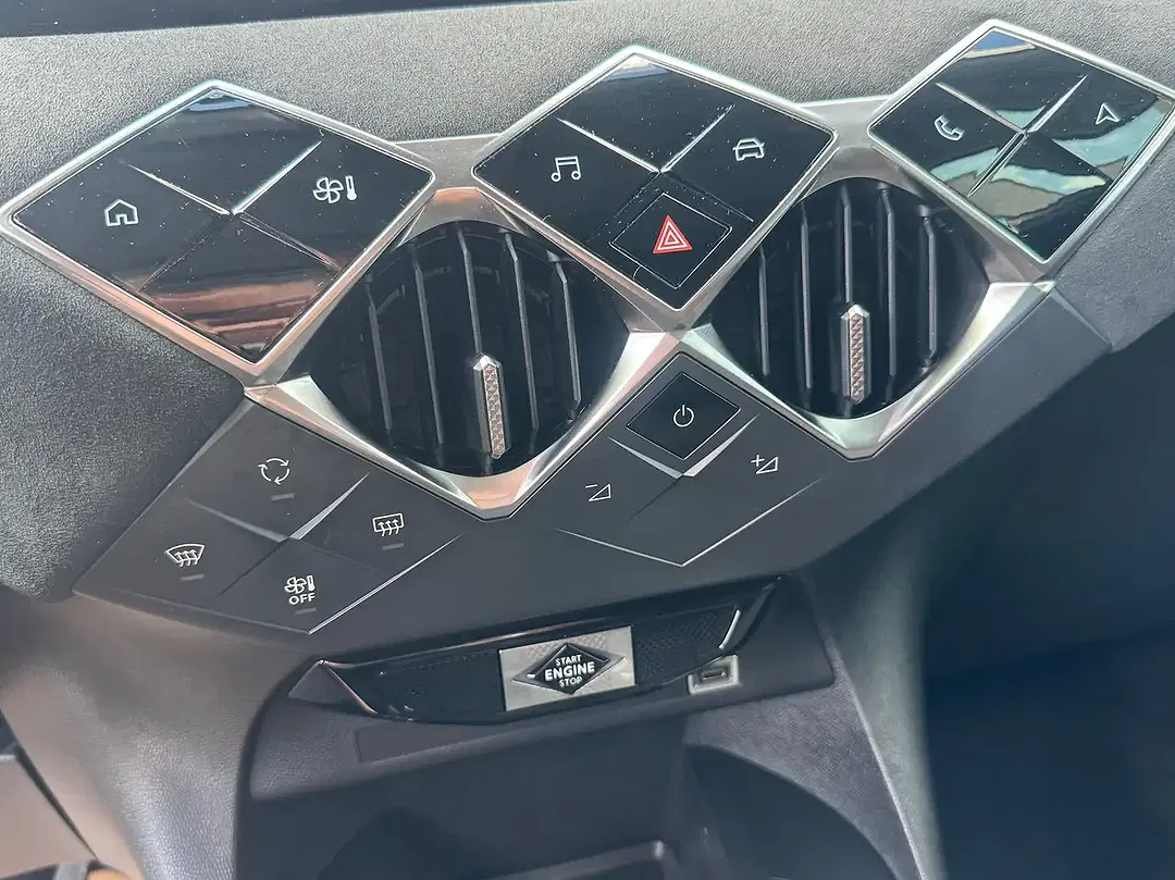 DS Automobiles DS 3 - Thumbnail 11