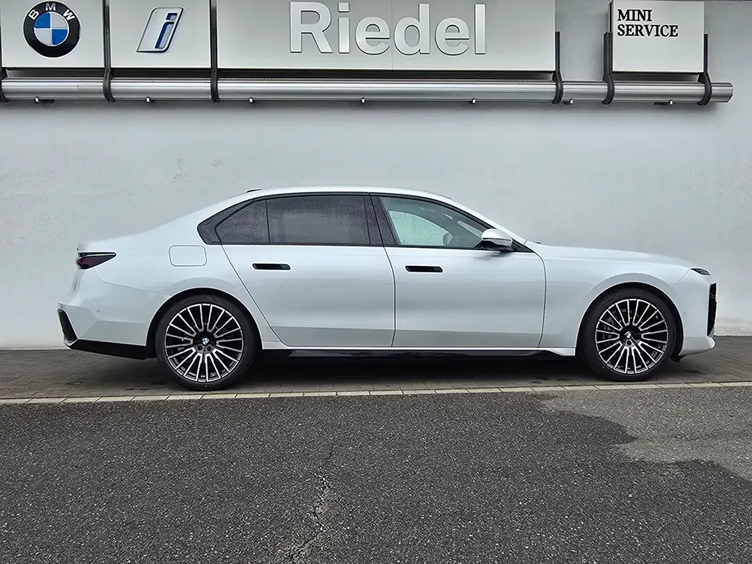 BMW 740 xDrive M - Thumbnail 2
