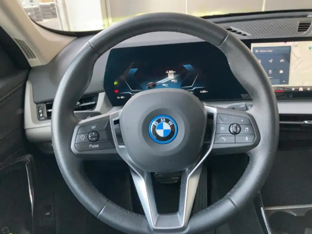 BMW iX1 xDrive - Thumbnail 5