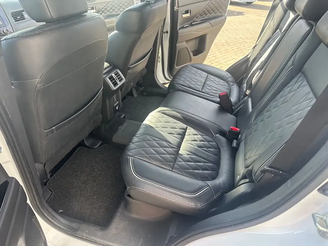 Mitsubishi Outlander PHEV 4WD Plus Spirit - Thumbnail 13