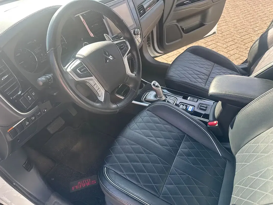 Mitsubishi Outlander PHEV 4WD Plus Spirit - Thumbnail 14