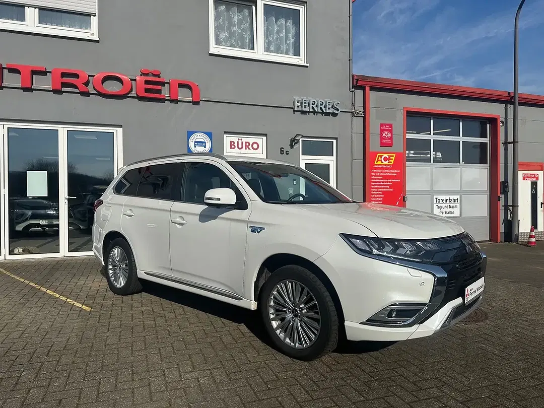 Mitsubishi Outlander PHEV 4WD Plus Spirit - Thumbnail 3